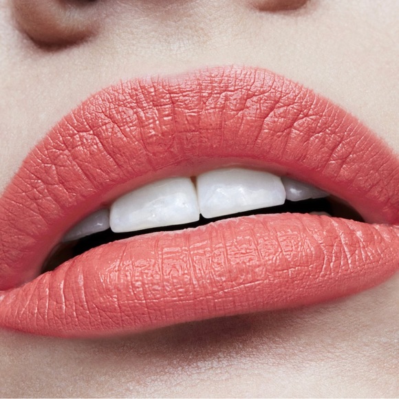 Mac Mini Amplified Lipstick in color Vegas Volt - Picture 3 of 6